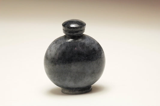 Black and white color Jade Carved snuff bottle 和田玉黑白色鼻烟壶