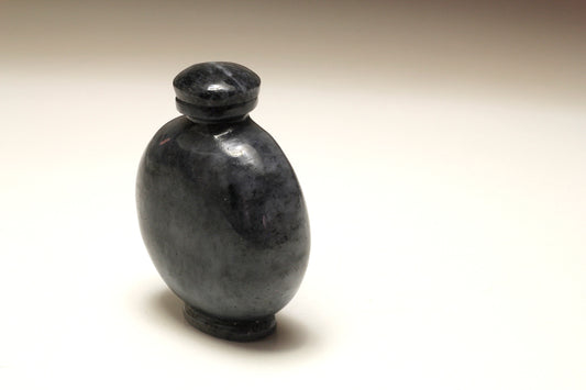 Black and white color Jade Carved snuff bottle 和田玉黑白色鼻烟壶